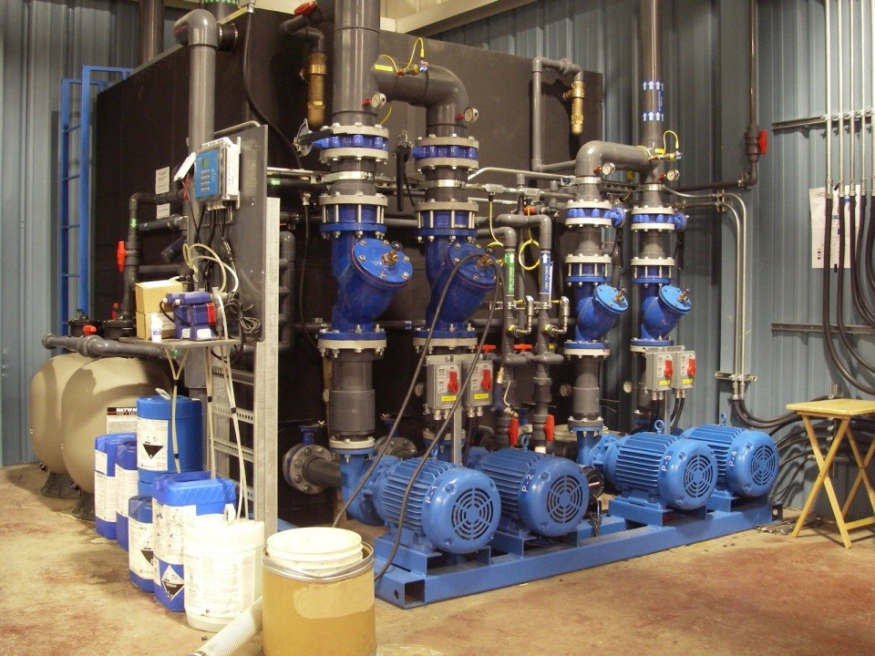 systeme-de-reservoir-isole-avec-pompes-filtration-et-traitement-eau